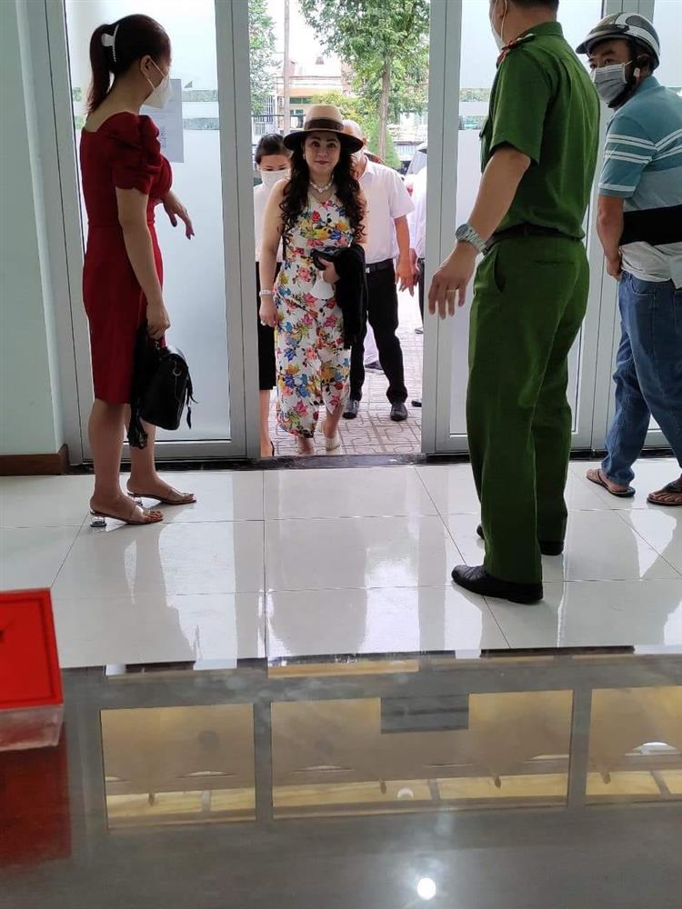 Bà Phương Hằng lên công an cũng lồng lộn, kim cương dát kín tay!-2