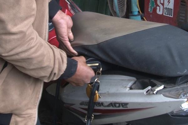 Clip: Hú vía khi check camera thấy bóng trắng bất động trước cửa-2