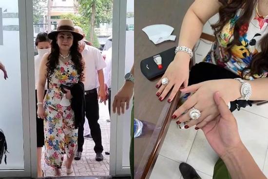 Bà Phương Hằng lên công an cũng lồng lộn, kim cương dát kín tay!