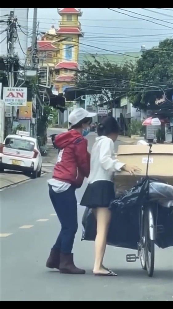 Cô gái chạy ra đường đón mẹ đi thu lượm ve chai gây bão MXH-1