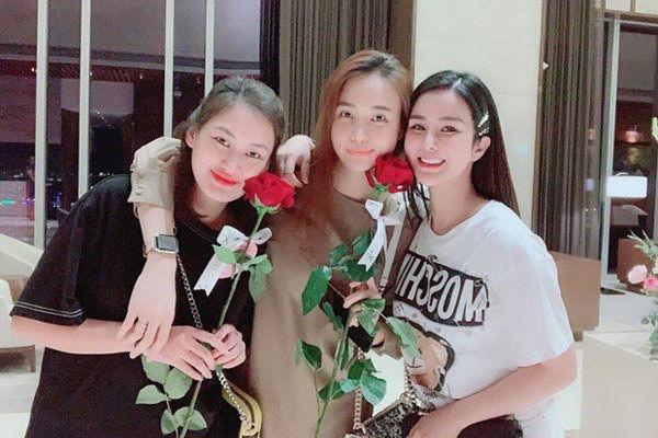 Đàm Thu Trang cho bạn túi 100 củ vẫn thua quà 2 tỷ của Mai Phương Thúy-1