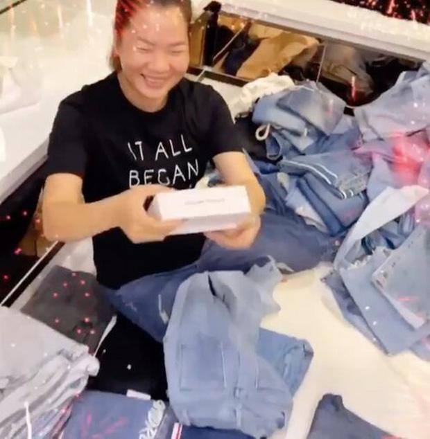 Đàm Thu Trang cho bạn túi 100 củ vẫn thua quà 2 tỷ của Mai Phương Thúy-8