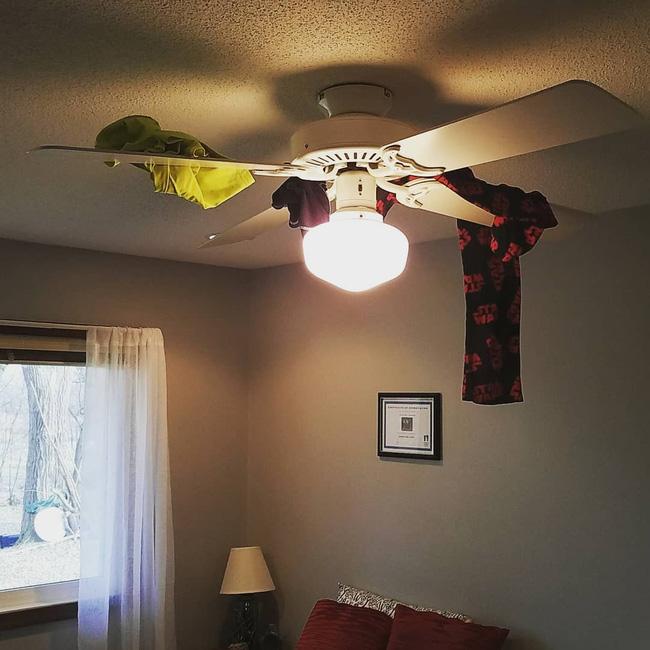 Khi nhóc tỳ bày trò troll bố mẹ, cả hai chỉ còn nước khóc thét-1