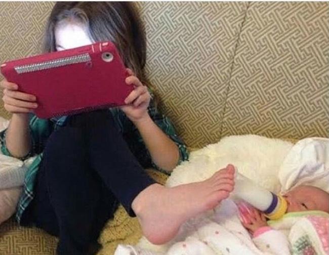 Khi nhóc tỳ bày trò troll bố mẹ, cả hai chỉ còn nước khóc thét-2