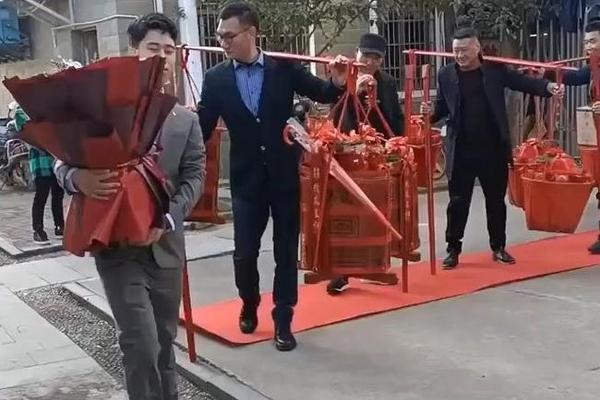 Phù dâu giấu giày trước ngực, chú rể muốn đón dâu phải thò tay lấy-4