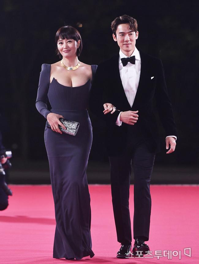 Kim Hye Soo chặt đẹp tình tin đồn Song Joong Ki trên thảm đỏ-1