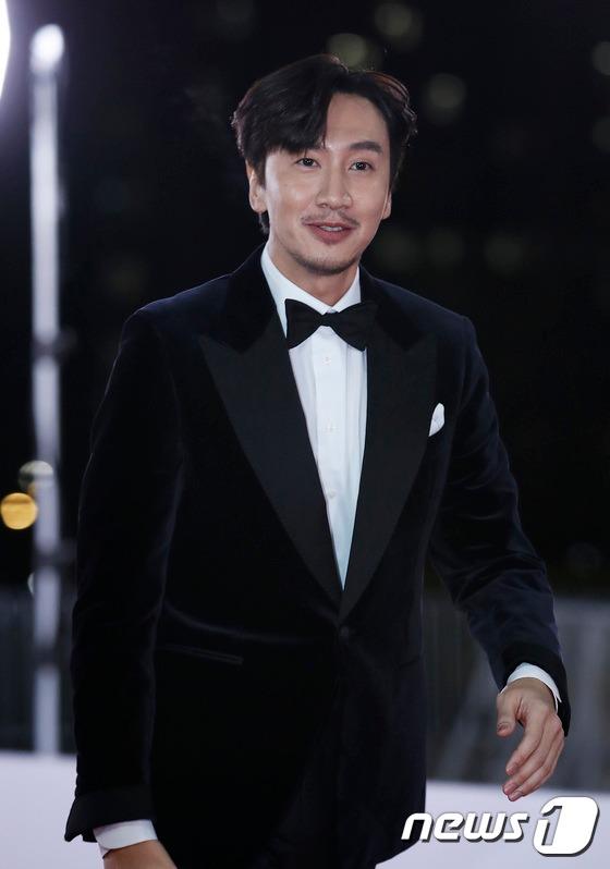 Kim Hye Soo chặt đẹp tình tin đồn Song Joong Ki trên thảm đỏ-5