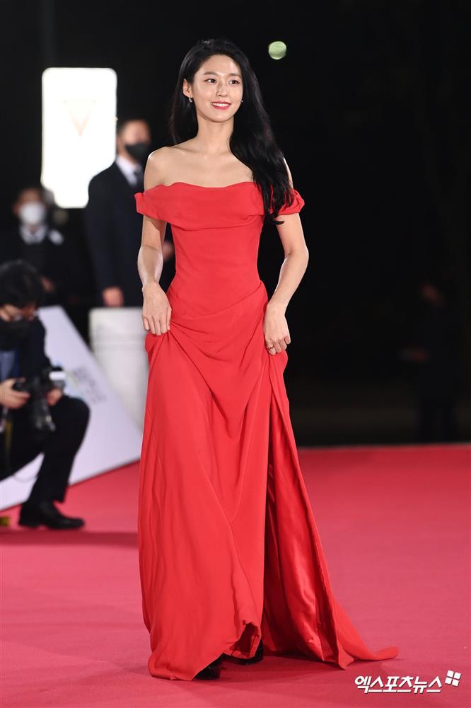 Kim Hye Soo chặt đẹp tình tin đồn Song Joong Ki trên thảm đỏ-7
