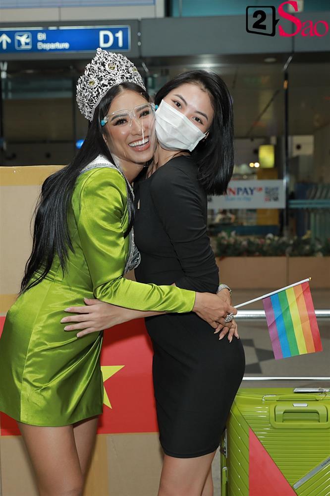 Kim Duyên lên đường, HHen Niê trực tiếp trao báu vật may mắn-13