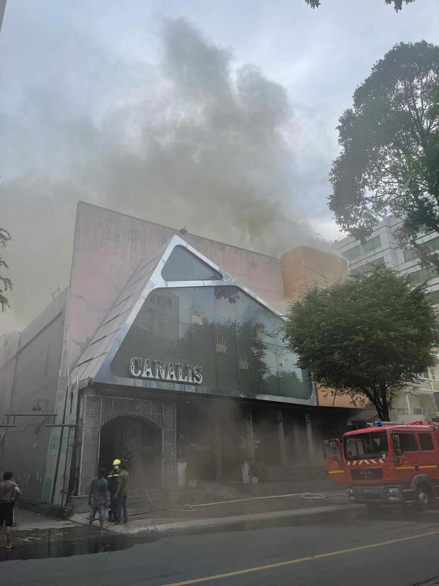 Quán bar ở trung tâm Sài Gòn bốc cháy, nhiều người tháo chạy tán loạn-1