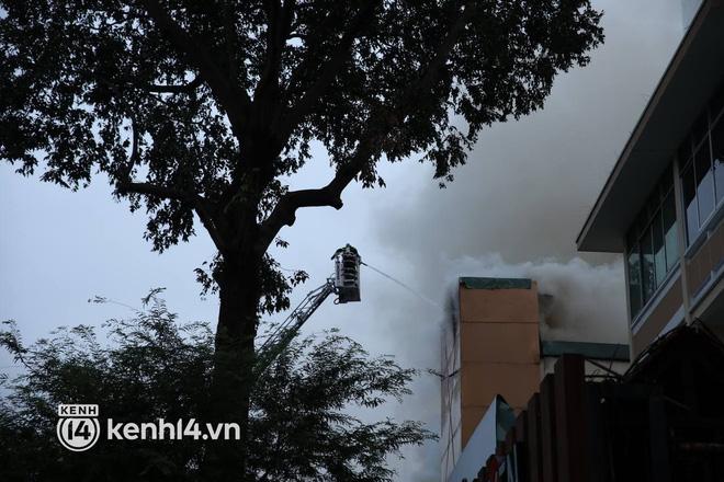 Quán bar ở trung tâm Sài Gòn bốc cháy, nhiều người tháo chạy tán loạn-4