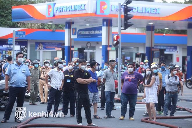Quán bar ở trung tâm Sài Gòn bốc cháy, nhiều người tháo chạy tán loạn-5