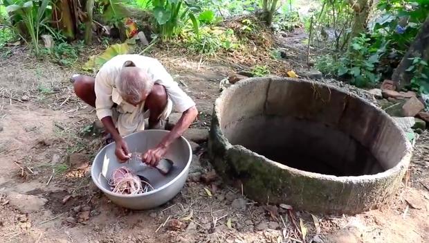 Cái kết bất ngờ khi ông lão ném con gà đã lột sạch da xuống giếng-6