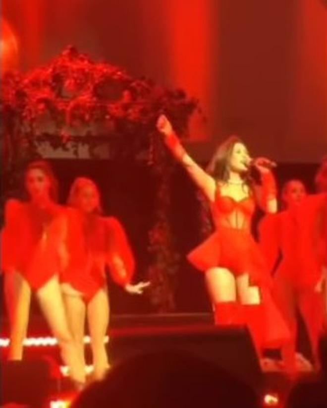 Trang phục Chi Pu mặc biểu diễn bên Mỹ gợi nhớ đến Jennie BLACKPINK-2