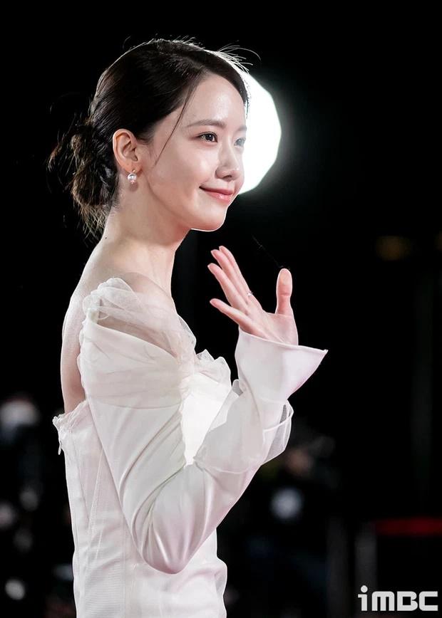 Yoona hóa cô dâu trên thảm đỏ nhưng bị soi 3 vòng thẳng đuột-2