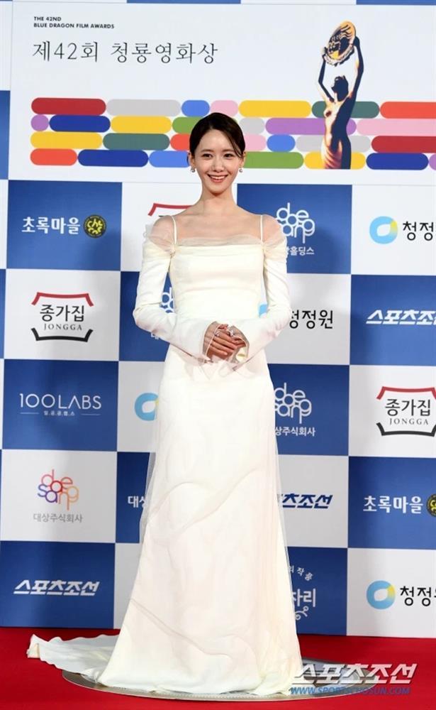 Yoona hóa cô dâu trên thảm đỏ nhưng bị soi 3 vòng thẳng đuột-3