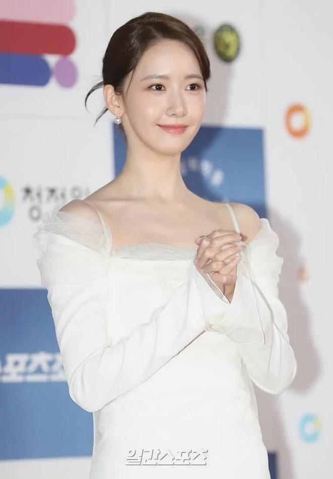 Yoona hóa cô dâu trên thảm đỏ nhưng bị soi 3 vòng thẳng đuột-4
