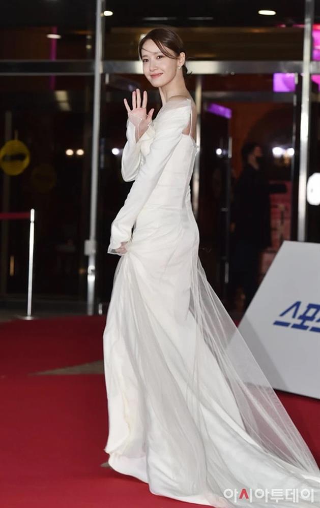 Yoona hóa cô dâu trên thảm đỏ nhưng bị soi 3 vòng thẳng đuột-6