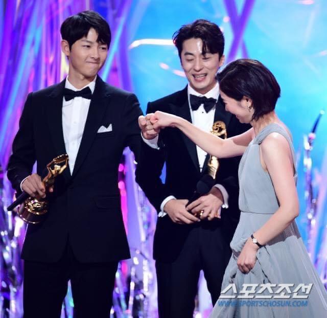 Giải thưởng Rồng Xanh 2021: Song Joong Ki và tình tin đồn cùng chiến thắng-4