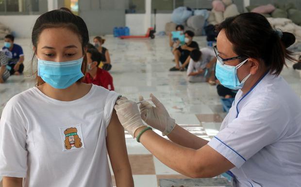 2 học sinh sốc sau tiêm vaccine Covid-19: Vì sao không dừng tiêm?-1