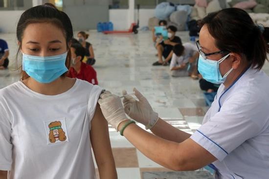 2 học sinh sốc sau tiêm vaccine Covid-19: Vì sao không dừng tiêm?