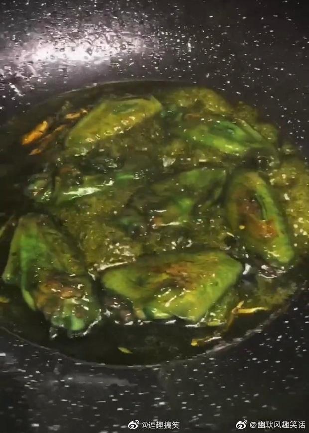 Cô gái nấu cánh gà thành thứ gì đó trông... ma thuật huyền bí lắm?!-4