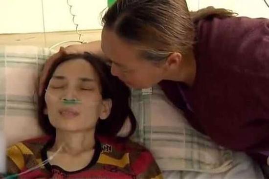 Bác sĩ hỏi cứu vợ hay con? Câu trả lời của chồng khiến vợ tuyệt vọng