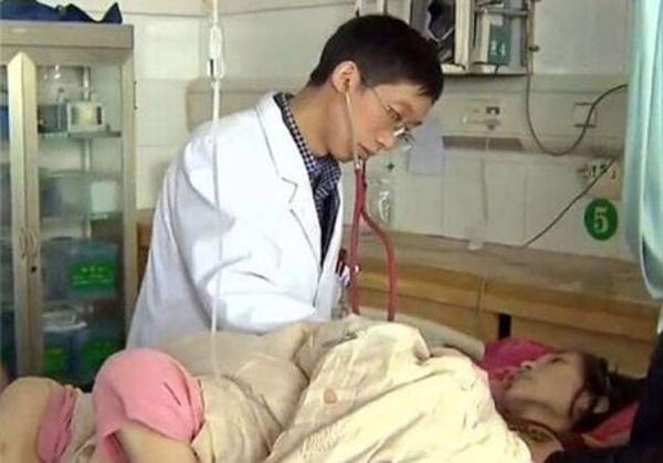 Bác sĩ hỏi cứu vợ hay con? Câu trả lời của chồng khiến vợ tuyệt vọng-1