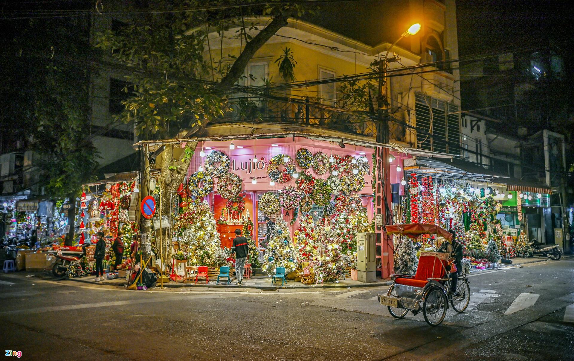 Cây thông cao 3 m, được trang trí bằng hàng trăm món đồ chơi lớn nhỏ như quả châu, hoa, nơ, dải ruy băng, ông già Noel, công chúa tuyết.... và có giá khoảng 12 triệu đồng. 