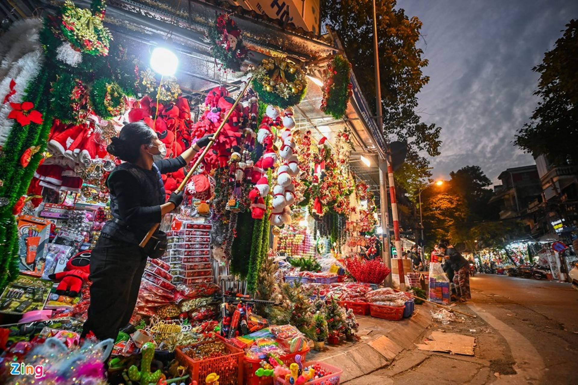 Tại một cửa hàng, trước cửa bày cây thông lớn có trang trí khá cầu kỳ và đã được một công ty đặt mua.