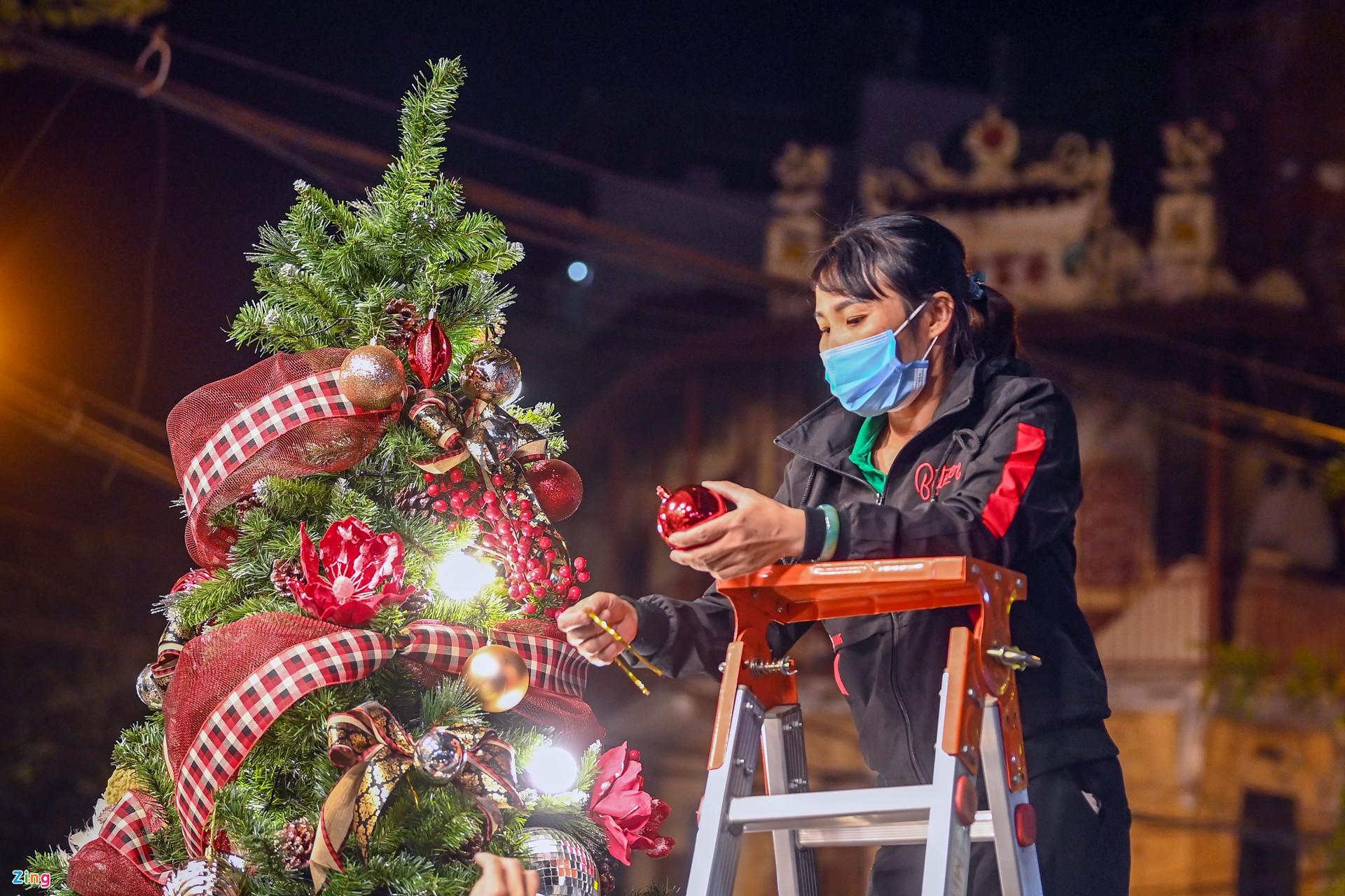 Một trong những mặt hàng thu hút đông khách hỏi mua là đèn trang trí phát nhạc hình ông già Noel.