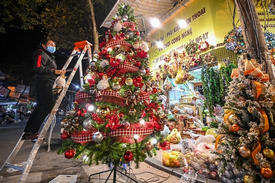 Cây thông 12 triệu đồng trên phố đồ chơi Noel Hà Nội