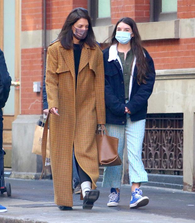 Giữa tin đồn đoàn tụ với Tom Cruise, Suri và Katie Holmes lộ nghi vấn bất hòa-1