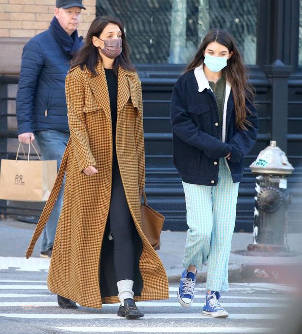 Giữa tin đồn đoàn tụ với Tom Cruise, Suri và Katie Holmes lộ nghi vấn bất hòa-3