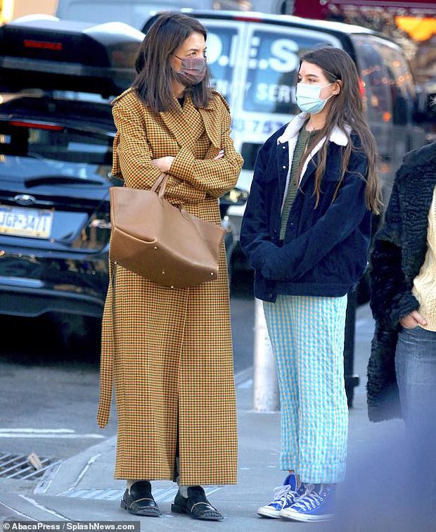 Giữa tin đồn đoàn tụ với Tom Cruise, Suri và Katie Holmes lộ nghi vấn bất hòa-4