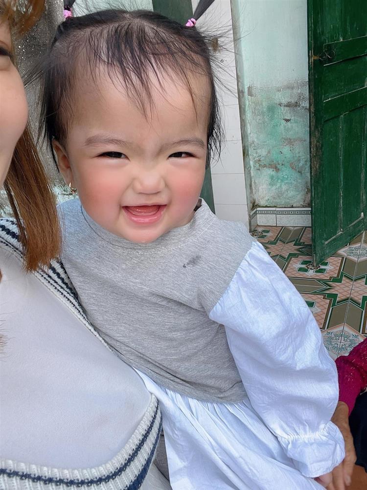 Con gái Mạc Văn Khoa thay đổi lớn khi về quê nội, mẹ cũng bất ngờ-4