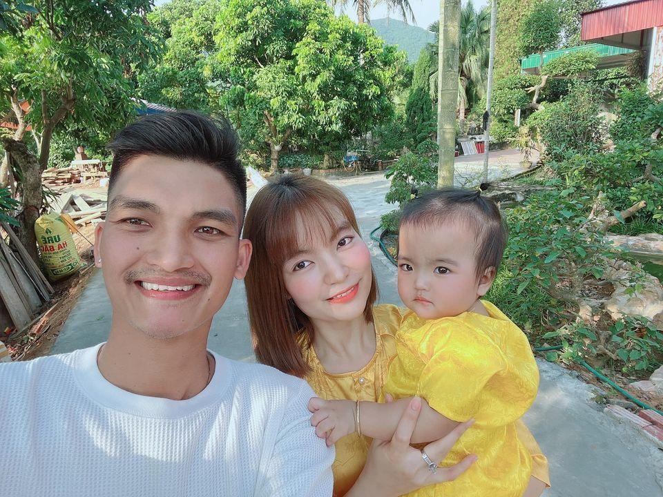 Con gái Mạc Văn Khoa thay đổi lớn khi về quê nội, mẹ cũng bất ngờ-1