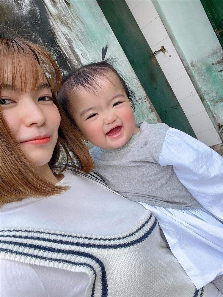 Con gái Mạc Văn Khoa thay đổi lớn khi về quê nội, mẹ cũng bất ngờ-3