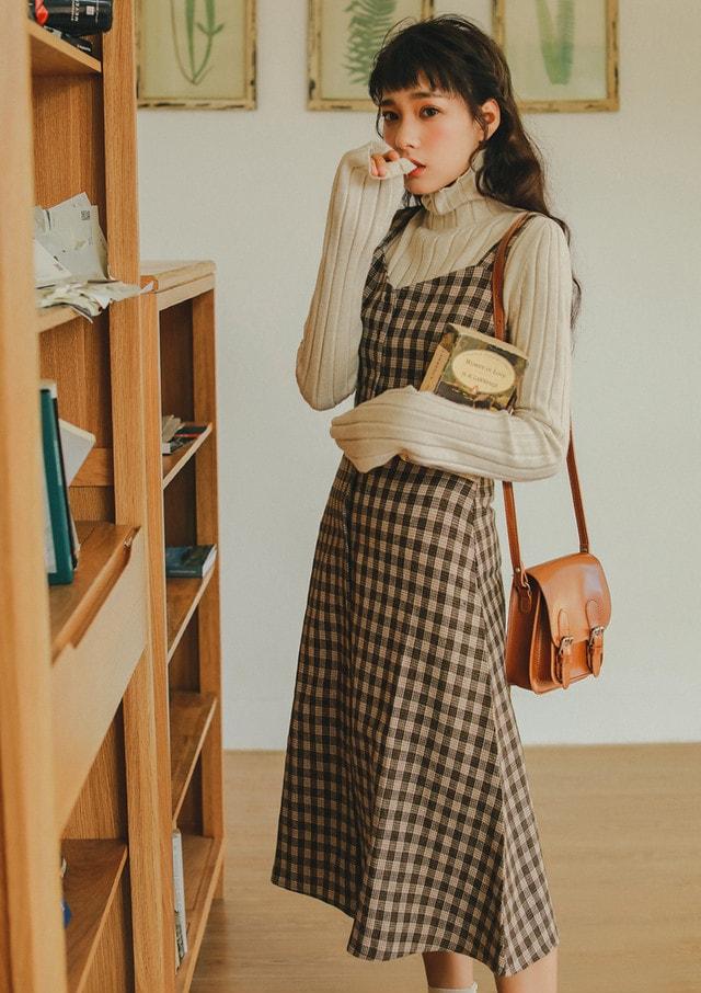 5 chiếc áo hoàn hảo mix cùng váy yếm giúp nàng hack tuổi-3