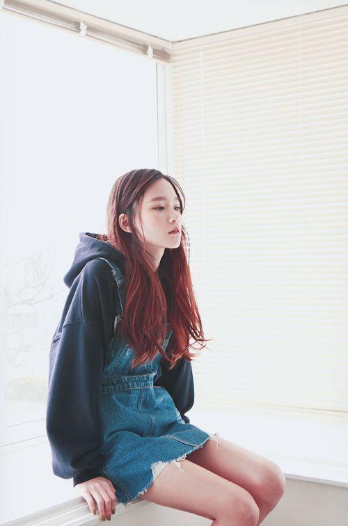 5 chiếc áo hoàn hảo mix cùng váy yếm giúp nàng hack tuổi-5