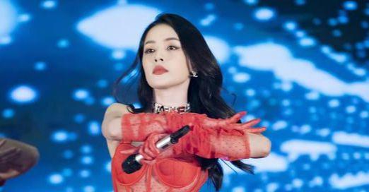 Chi Pu bận tít mù chạy show từ khách sạn đến quán bar ở Mỹ-2