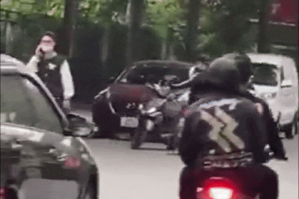 Clip: Thấy bạn bị khống chế, thanh niên vác dao chém công an giải vây-1