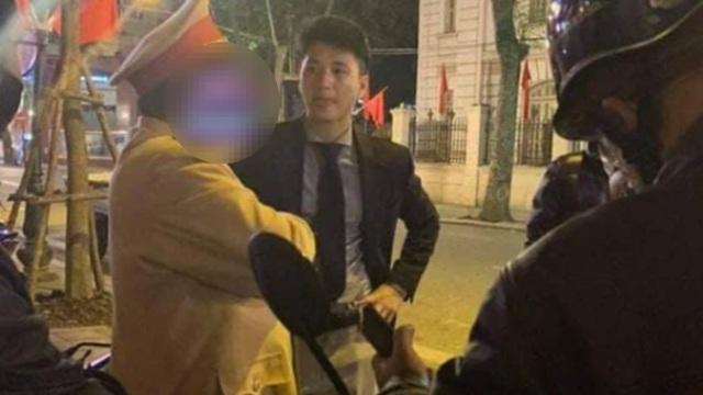 Trước Ưng Hoàng Phúc thì diễn viên Huỳnh Anh cũng bị tố có thái độ "lật mặt" sau khi gây tai nạn trên đường vào tháng 2/2021. Nguyên nhân phần lớn đến từ sự vô ý của nam diễn viên 9X khi mở cửa xe ô tô nhưng thiếu quan sát khiến cho 2 thanh niên đang điều khiển xe máy vô tình đụng phải đúng lúc cửa bật ra.