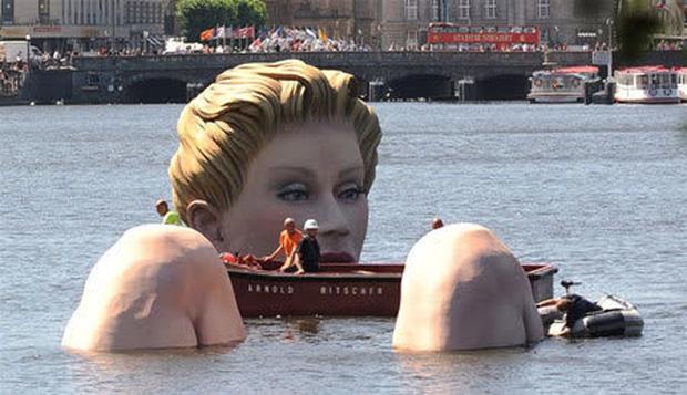 Bức tượng mỹ nhân tắm tiên giữa hồ, trưng 10 ngày đã bị tháo dỡ-2