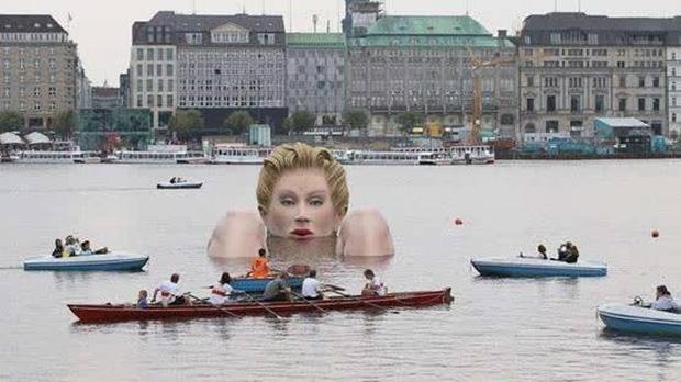 Bức tượng mỹ nhân tắm tiên giữa hồ, trưng 10 ngày đã bị tháo dỡ-4