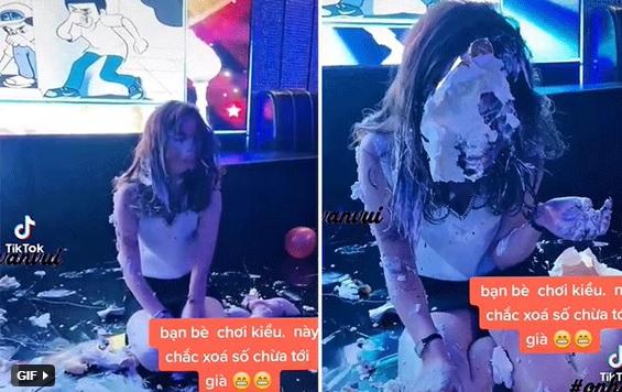 Cô gái liên tục bị úp bánh kem vào mặt khiến dân tình phẫn nộ-1