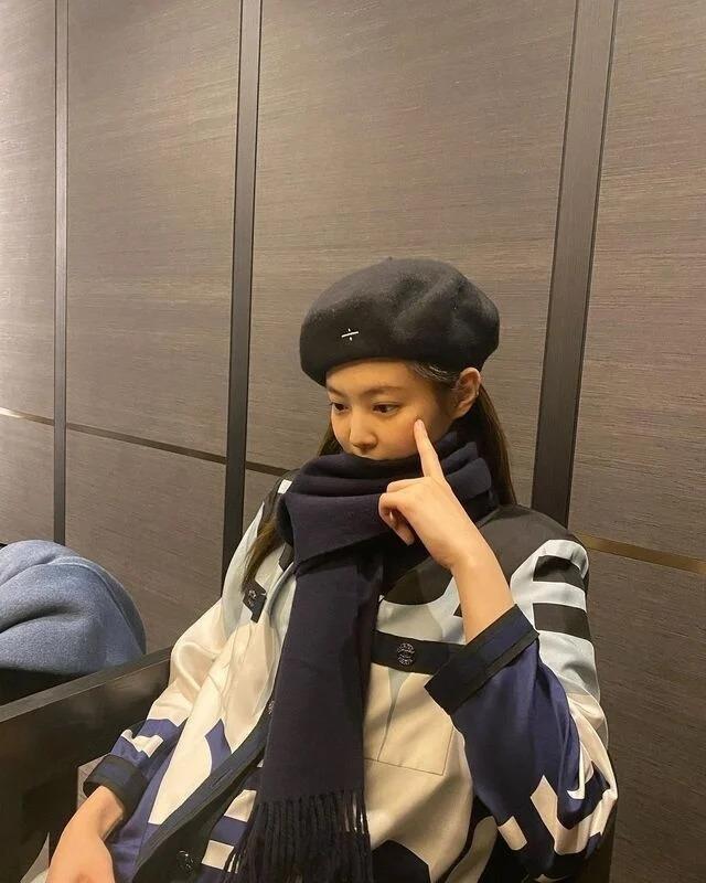 Jennie phối loạt mũ hot trend cực chất trong ngày lạnh-6