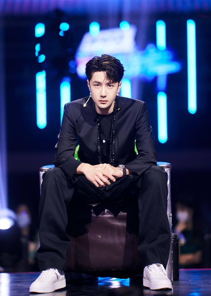 Thờ ơ nhiều mỹ nhân, Vương Nhất Bác gần gũi với mỗi nữ idol này!-1