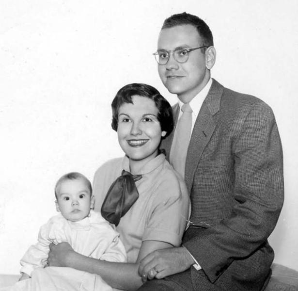 Chuyện tình kỳ lạ của tỷ phú bậc nhất: Vợ dắt Tuesday cho chồng-2