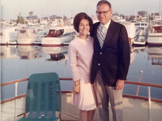 Chuyện tình kỳ lạ của tỷ phú bậc nhất: Vợ dắt Tuesday cho chồng-3